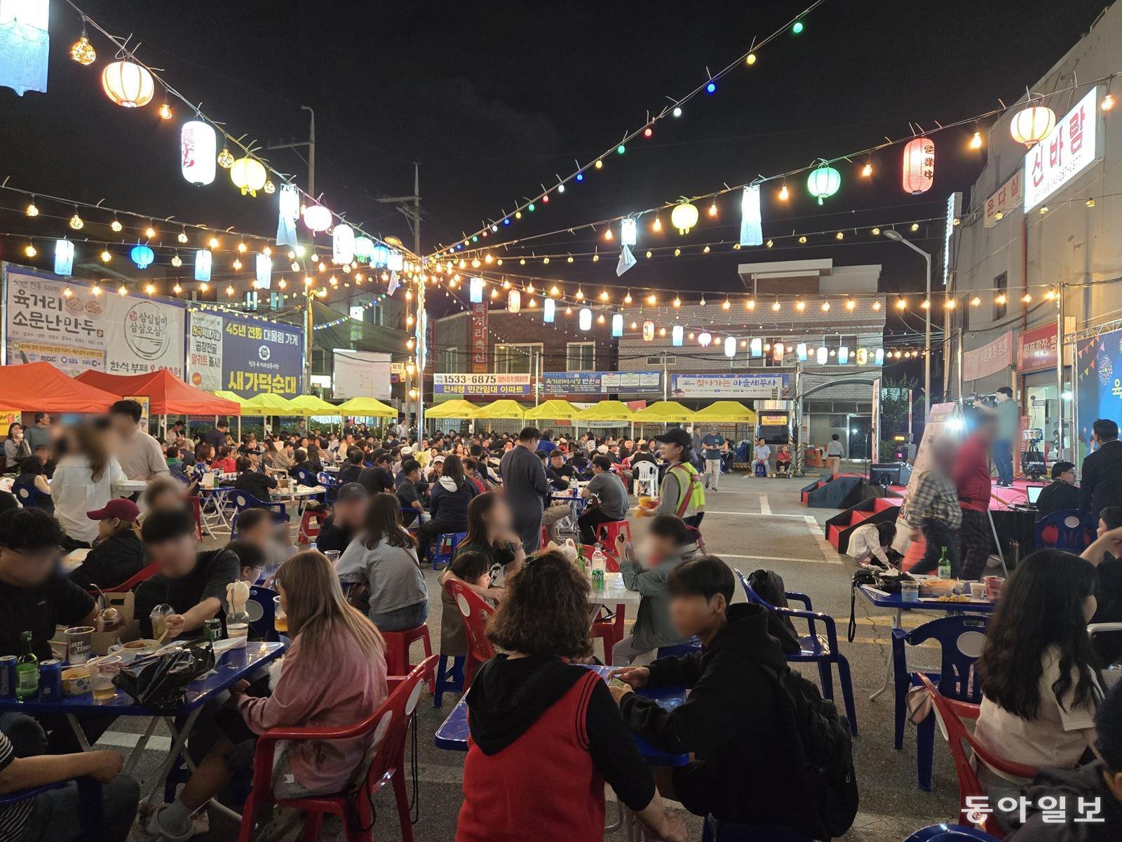 청주시 대표 전통시장인 육거리종합시장이 주말 야시장 개장으로 남녀노소 누구나 즐길 수 있는 ‘꿀잼 핫플레이스’로 주목받고 있다. 청주시 제공