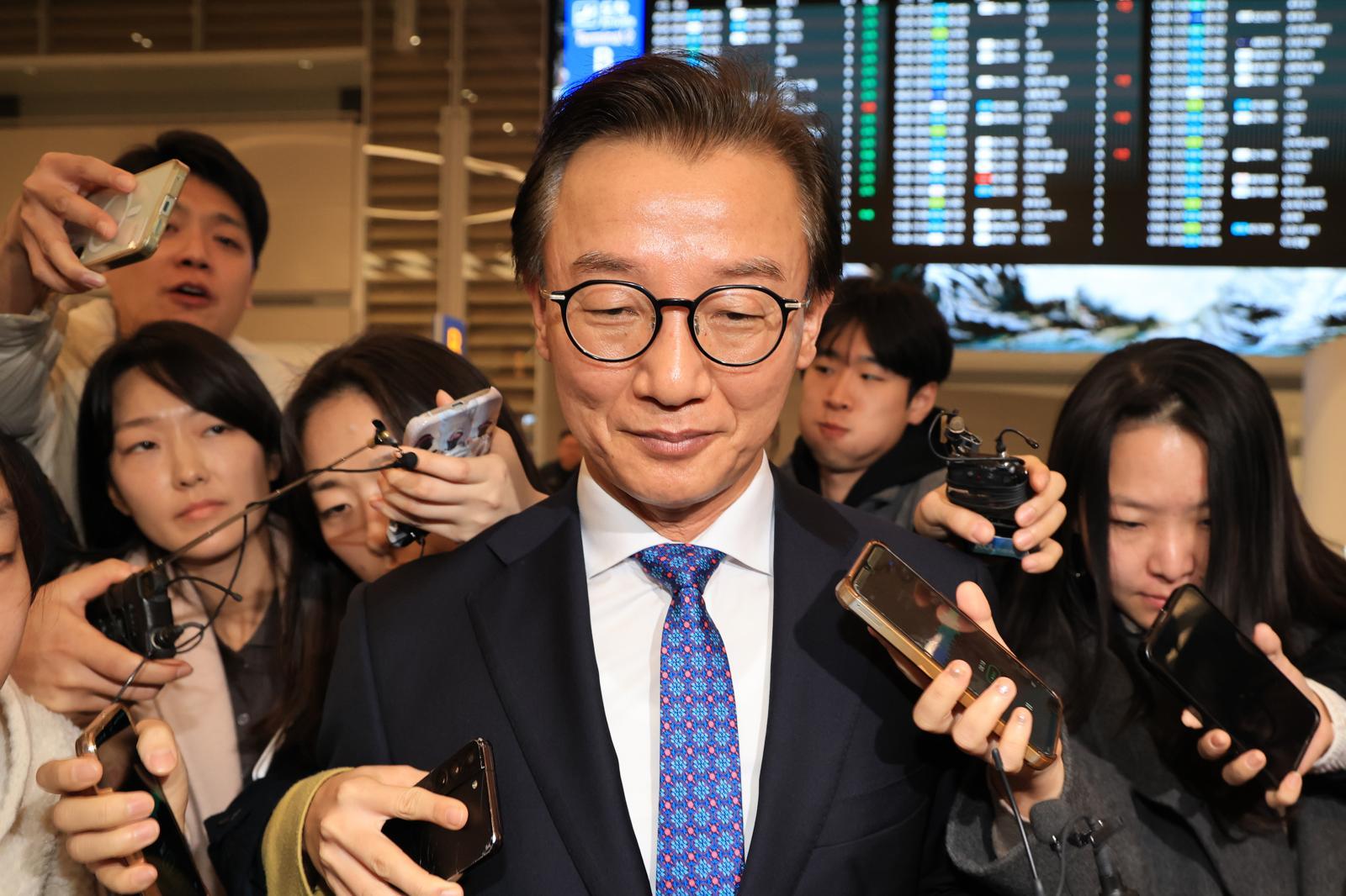 통일교로부터 금품을 수수했다는 의혹이 제기된 전재수 해양수산부 장관이 11일 오전 인천국제공항 제2여객터미널을 통해 귀국한 뒤 차량으로 이동하고 있다.  전 장관은 “장관직을 내려놓고 당당하게 응하는 것이 공직자로서 해야 할 처신”이라며 “단호하게, 명백하게, 아주 강하게 의혹이 전혀 사실무근이라는 말씀을 다시 분명히 드린다”고 밝혔다. 공동취재