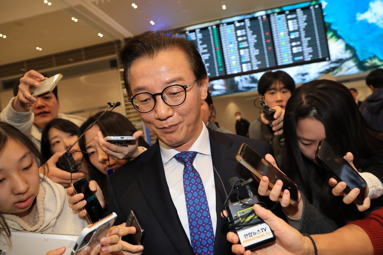 통일교로부터 금품을 수수했다는 의혹이 제기된 전재수 해양수산부 장관이 11일 오전 ‘UN해양총회’ 유치 활동을 마친 후 인천국제공항 제2여객터미널을 통해 귀국해 입장을 밝힌 후 공항을 빠져나가고 있다. (공동취재) 2025.12.11 뉴스1