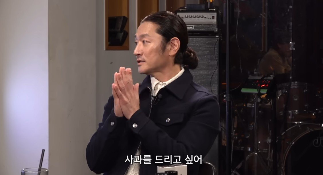 가수 바비킴이 2015년 미국행 비행기에서 발생한 기내 난동 사건을 다시 언급하며 사과했다. 항공사 좌석 배정 실수로 시작된 상황과 이후 자신의 행동에 대한 책임을 함께 밝혔다. 유튜브 ‘피식대학 Psick Univ’ 갈무리