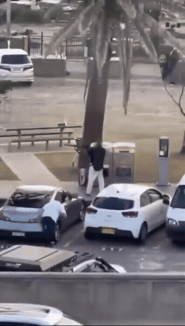 흰 셔츠를 입은 남성이 총격범을 향해 돌진해 제압하는 모습. X 갈무리