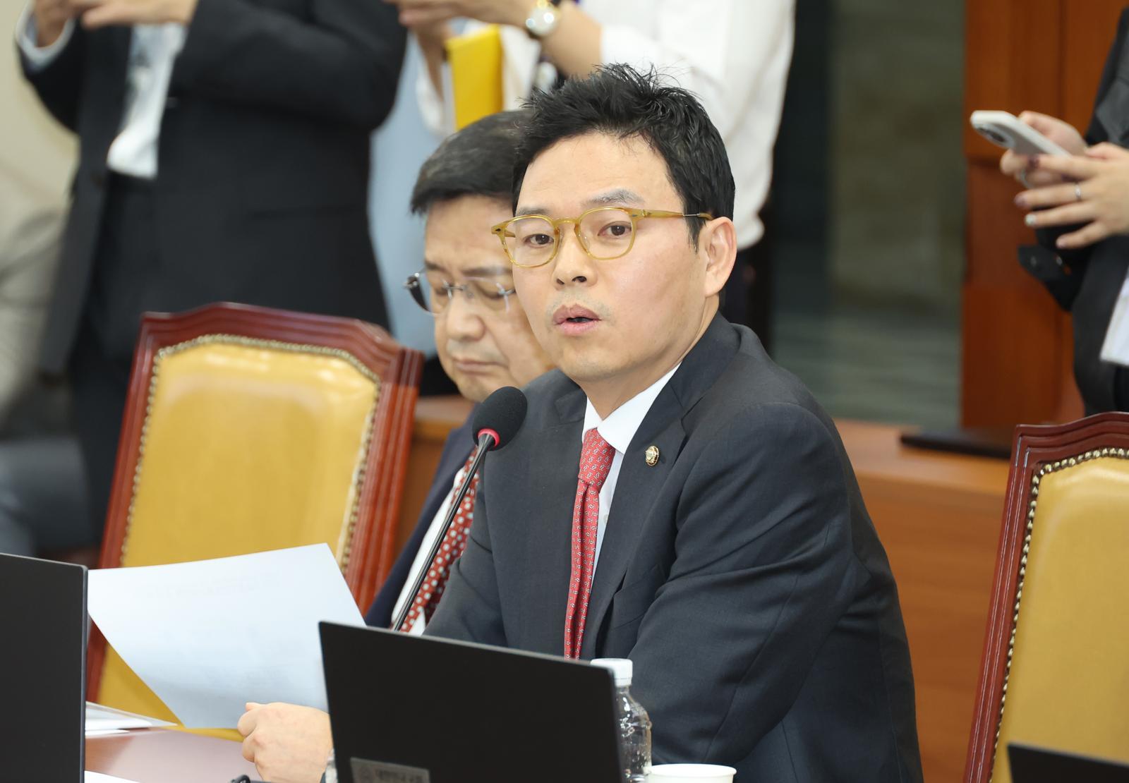 박정훈 국민의힘 의원이 20일 서울 여의도 국회에서 열린 과학기술정보방송통신위원회의 방송미디어통신위원회 관련(YTN,TBS,연합뉴스TV) 국정감사에서 질의 시간 동안 최민희 과방위원장 등 민주 과방위원에 대한 발언을 하고 있다. 2025.10.20 서울=뉴시스