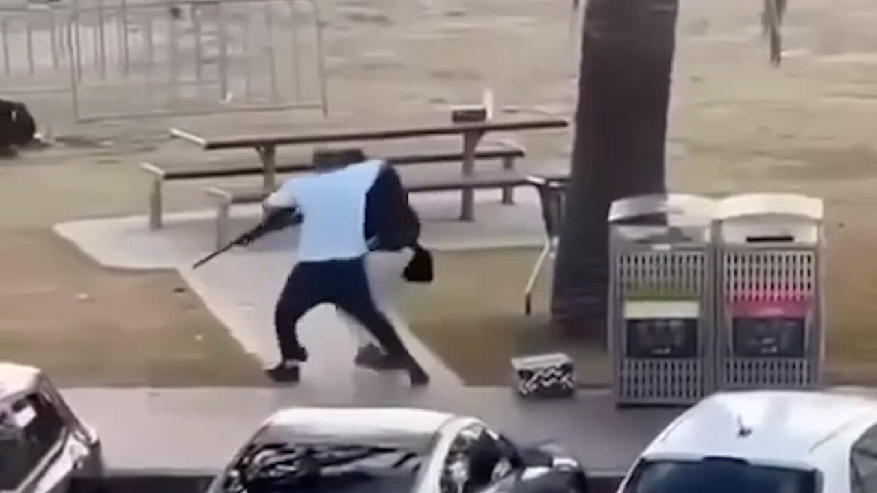 한 시민이 총기를 든 범인을 맨손으로 제압하는 모습. 흰 셔츠의 남성은 현지 언론에 의해 43세 과일가게 주인으로 전해졌다. 뉴스1