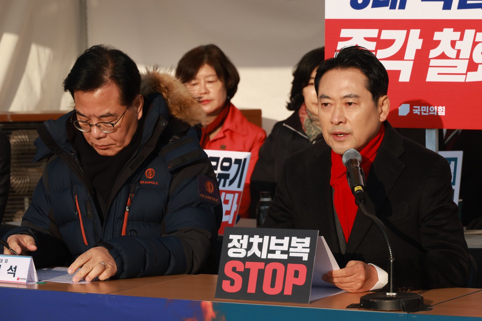 장동혁 국민의힘 대표가 15일 서울 여의도 국회 본관에 마련된 천막에서 열린 최고위원회의에서 발언하고 있다. 2025.12.15. 뉴시스