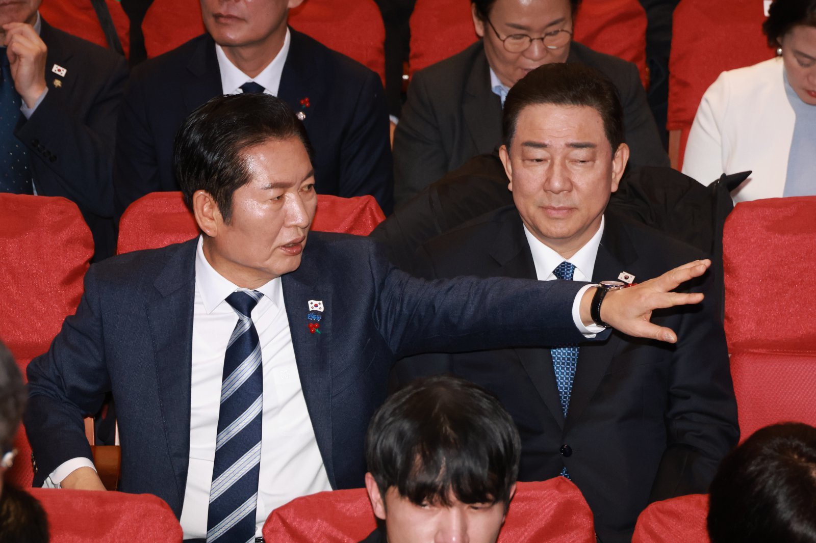 더불어민주당 정청래 대표와 김병기 원내대표가 14일 서울 여의도 국회 의원회관에서 열린 창당 70주년 기념 당원의 날 행사 ‘민주대상’에 참석하고 있다. 2025.12.14. 뉴시스