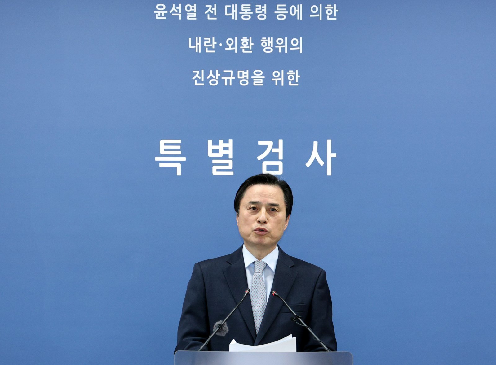 조은석 내란특검이 15일 오전 서울 서초구 서울고등검찰청에 마련된 내란특검에서 12·3 비상계엄 관련 내란·외환 혐의 수사 결과를 발표하고 있다. 2025.12.15. 사진공동취재단