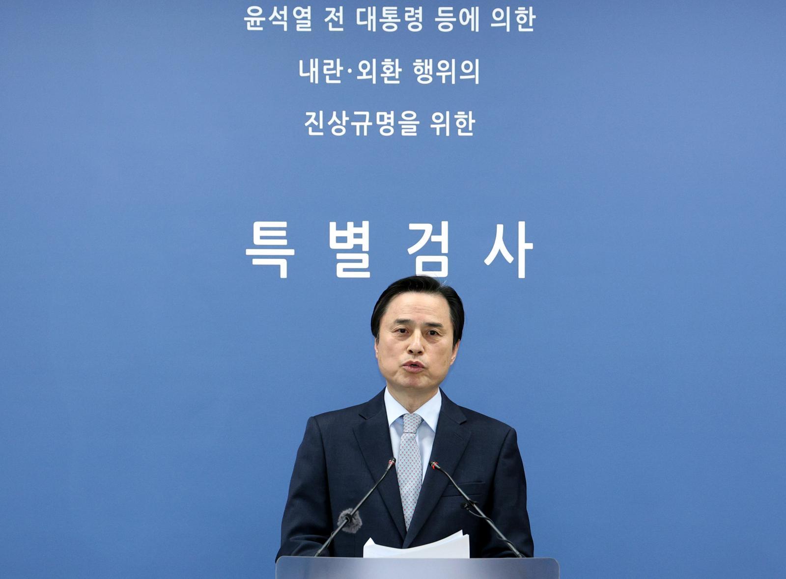 조은석 내란특검이 15일 오전 서울 서초구 서울고등검찰청에 마련된 내란특검에서 12·3 비상계엄 관련 내란·외환 혐의 수사 결과를 발표하고 있다. 2025.12.15. 사진공동취재단
