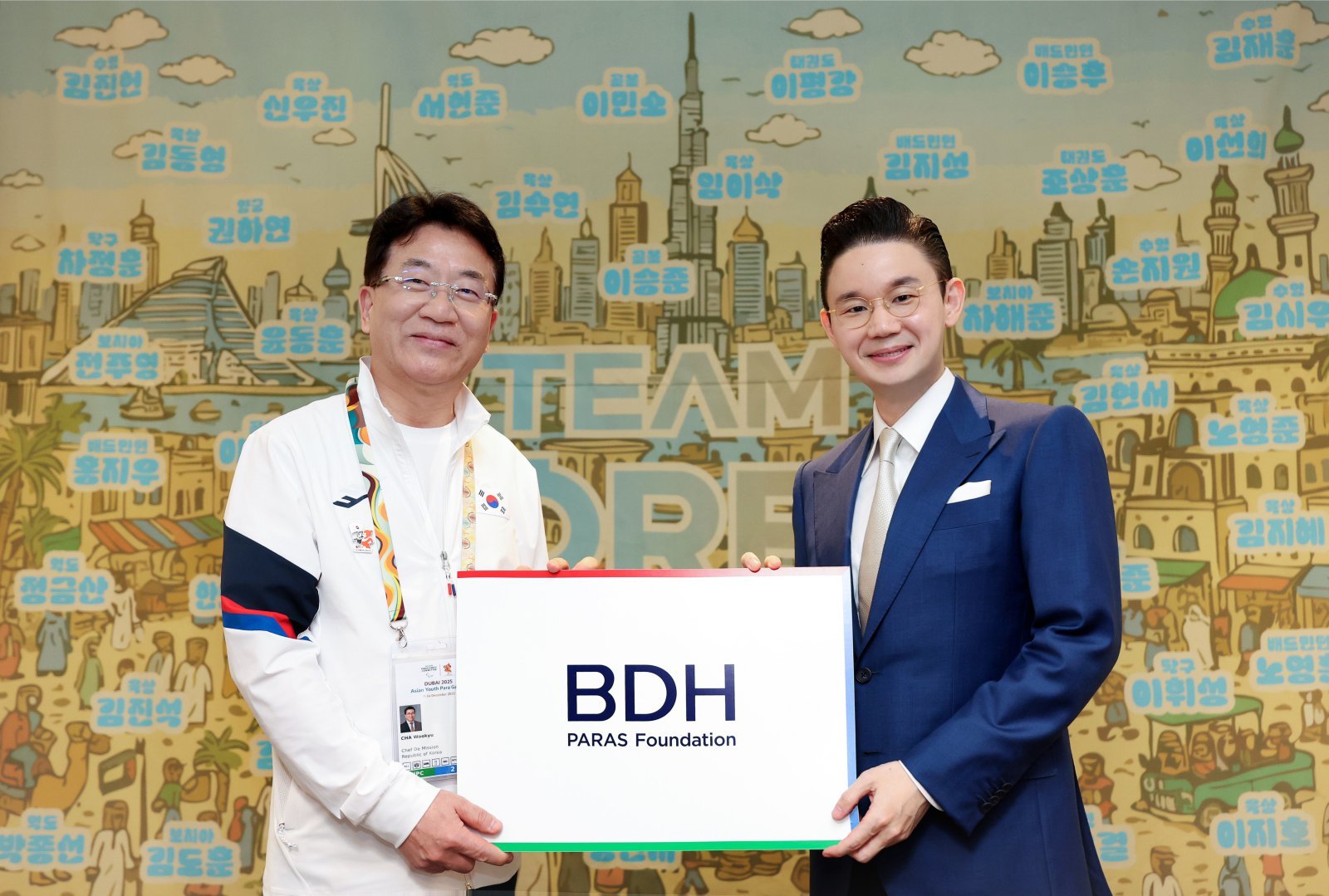 배동현 이사장(우측)이 차우규 선수단장에게 격려금을 전달한 후 기념촬영을 하고 있다. 사진제공=BDH재단