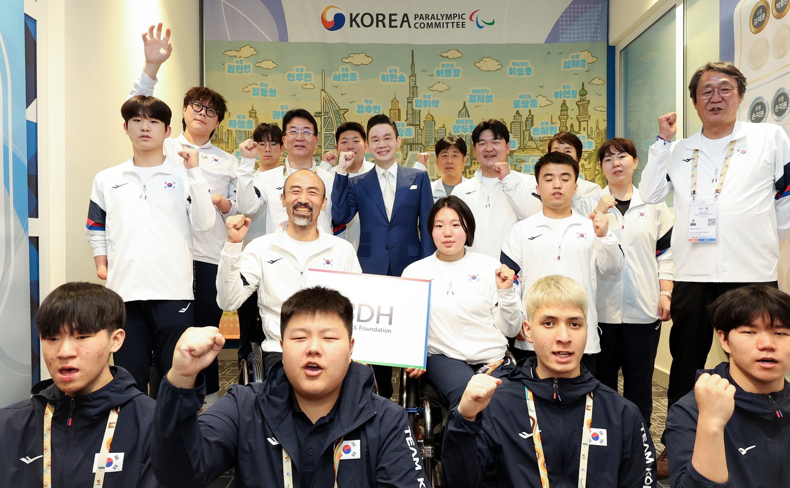 배동현 이사장이 격려금을 전달한 후 대한민국 선수단과 함께 기념촬영을 하고 있다. 사진제공=BDH재단