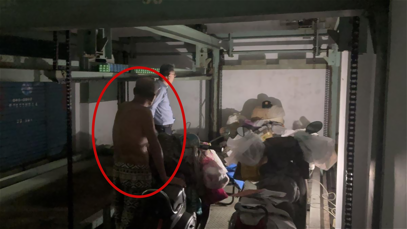 대만 아파트 지하주차장에 3년간 가구·가전을 갖추고 몰래 산 70대가 체포됐다. 영화 ‘기생충’을 방불케 한 그는 경찰 조사 후 풀려나자마자 다시 지하로 돌아와 거주를 시도하다 재체포되는 황당한 소동을 빚었다. TVBS 갈무리