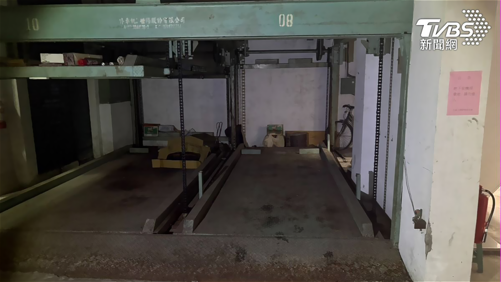 궈 씨가 생활한 것으로 알려지는 건물 지하 주차장. 기계식 주차장의 밑으로, 71세의 그는 이곳에서 3년 간 생활한 것으로 알려졌다. TVBS 갈무리