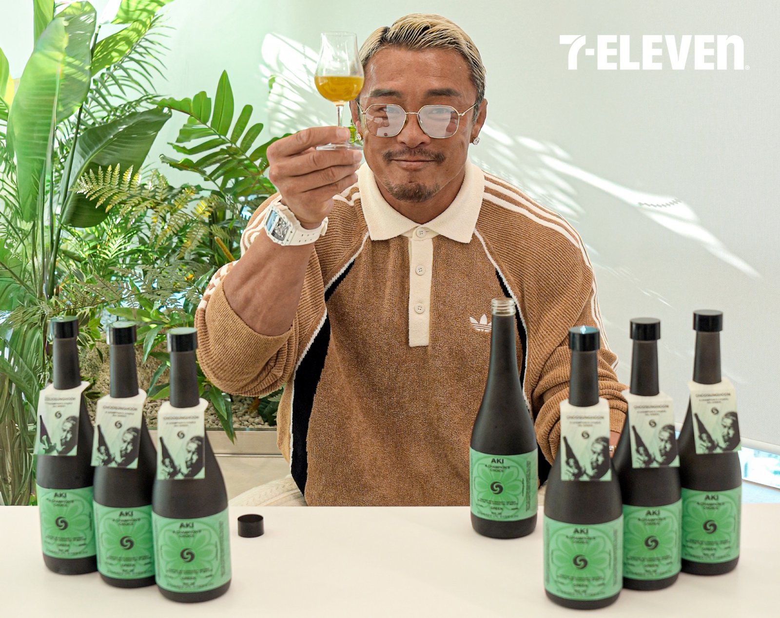 추성훈이 세븐일레븐과 손잡고 저도주 사케 ‘아키그린’을 출시한다. 사진제공=세븐일레븐