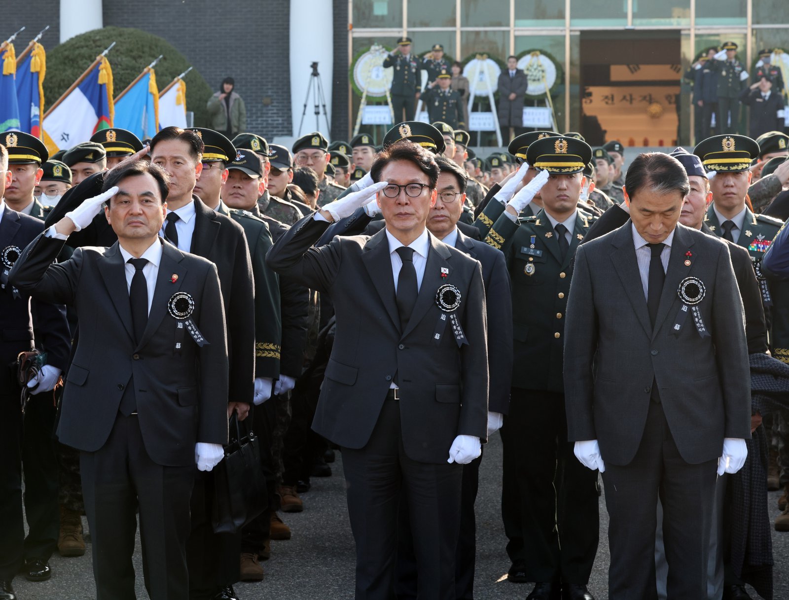 김민석 국무총리가 15일 오전 서울 동작구 국립서울현충원에서 열린 2025년 6.25 전사자 합동봉안식에서 전사자 신위 봉송 행렬을 향해 경례하고 있다. 왼쪽부터 안규백 국방부 장관, 김 총리, 권오을 국가보훈부 장관. 2025.12.15. 서울=뉴시스