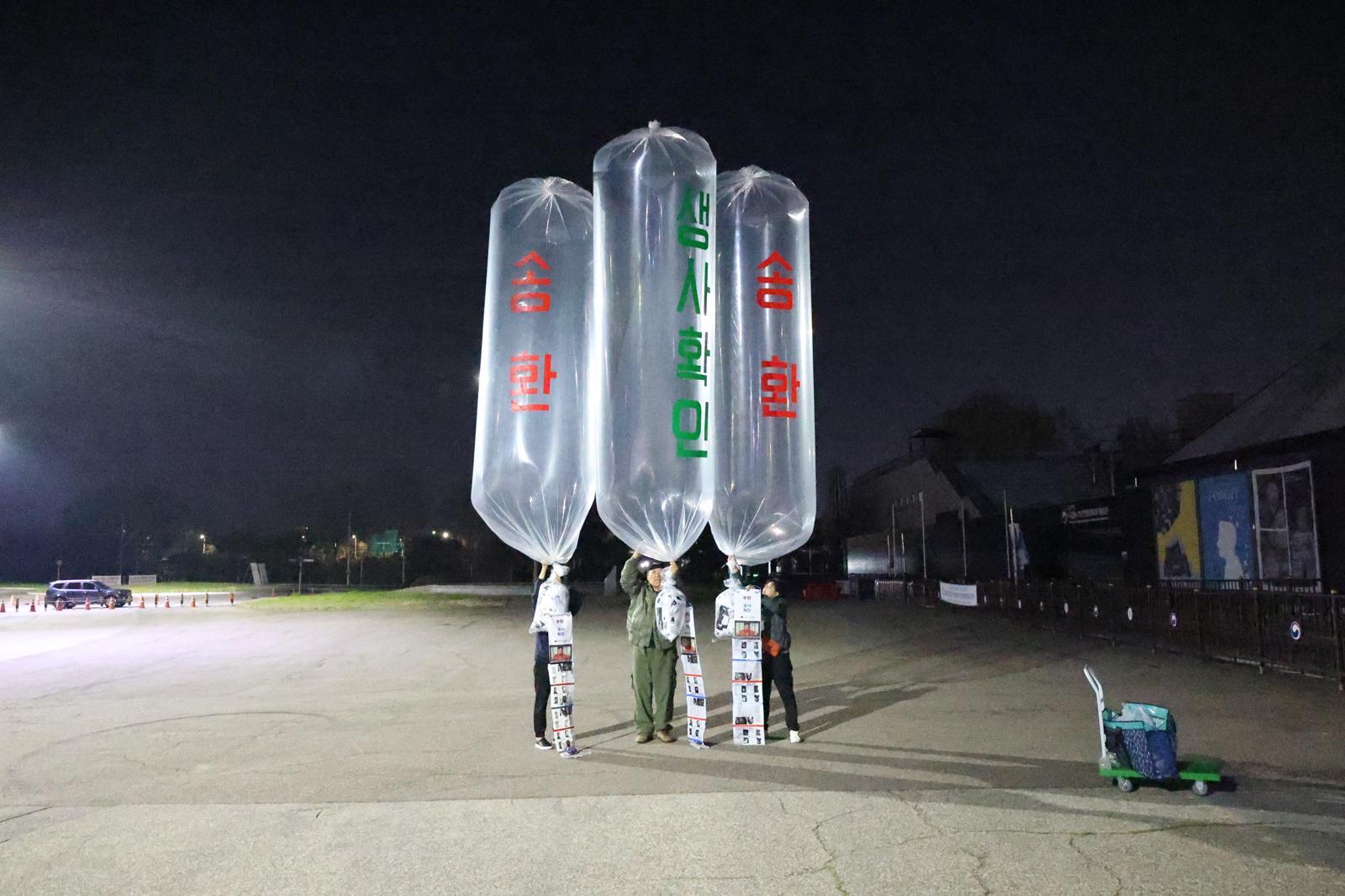 전후 납북자가족피해연합회가 김정은 노동당 총비서를 비판하는 전단을 풍선을 통해 북한으로 날려보내는 모습.2025.04.27(납북자가족모임 제공, 재판매 및 DB 금지) 뉴스1