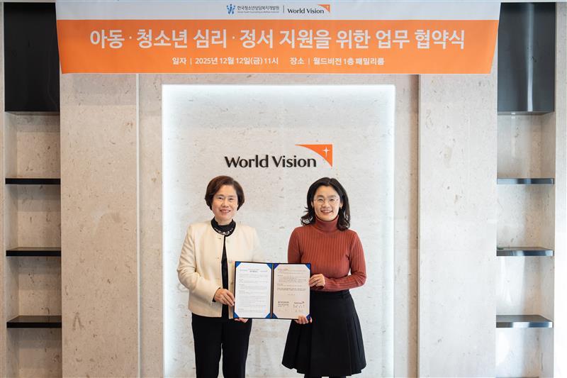 김순이 월드비전 국내사업본부 본부장(왼쪽), 서미 한국청소년상담복지개발원 본부장이 협약을 체결하고 기념사진을 촬영하고 있다. 월드비전 제공