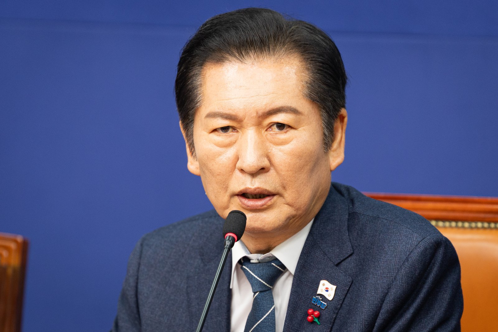 정청래 더불어민주당 대표가 15일 서울 여의도 국회에서 열린 최고위원회의에서 모두 발언을 하고 있다. 뉴스1