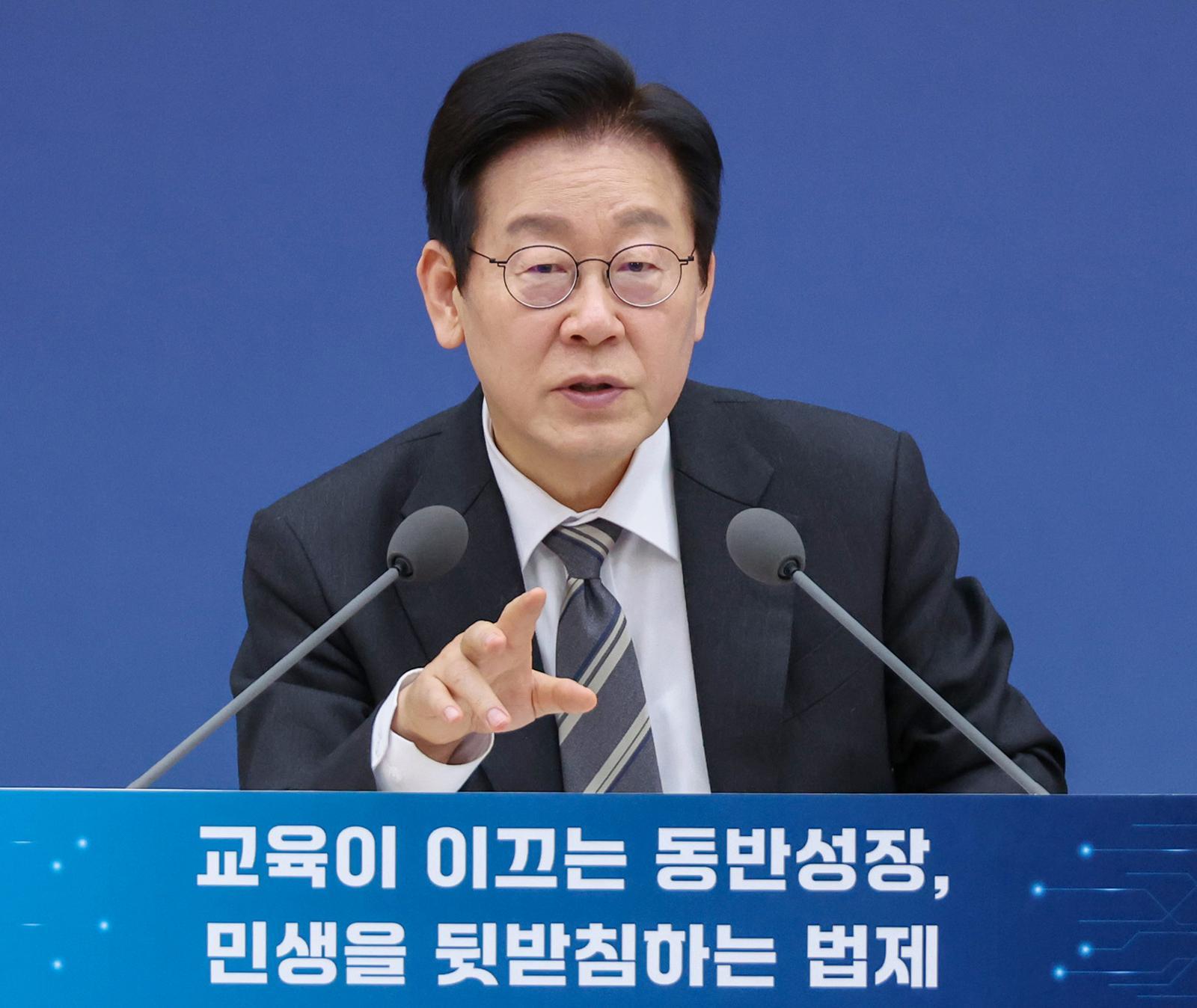 이재명 대통령이 12일 세종시 정부세종컨벤션센터에서 열린 교육부·국가교육위원회·법제처 업무보고에서 발언하고 있다. 대통령실통신사진기자단