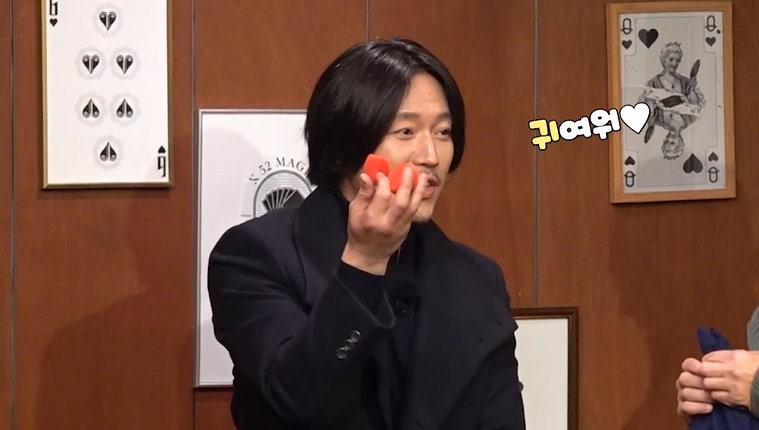 방송인 박준형이 예능 ‘박장대소’에서 프러포즈 의뢰를 받으며 46세에 결혼한 뒤 느낀 현실적인 고충을 솔직하게 털어놓아 화제를 모았다. 채널S, SK브로드밴드