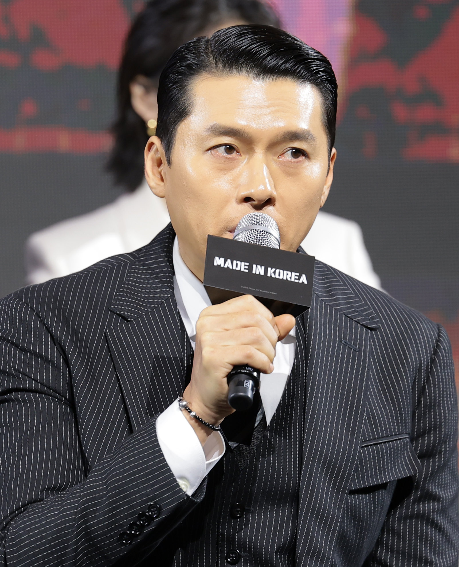 배우 현빈이 15일 서울 강남구 그랜드 인터컨티넨탈 파르나스에서 진행된 디즈니+ 오리지널 시리즈 ‘메이드 인 코리아’ 제작발표회에 참석해 캐릭터 소개를 하고 있다. ‘메이드 인 코리아’는 1970년대 혼란과 도약이 공존했던 대한민국, 국가를 수익모델로 삼아 부와 권력의 정점에 오르려는 사내 백기태(현빈 분)와 그를 끝까지 추적하는 검사 장건영(정우성 분)이 시대를 관통하는 거대한 사건들과 직면하는 이야기를 그린 작품이다, 2025.12.15/뉴스1