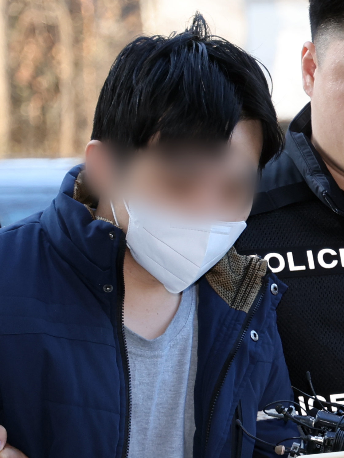 어머니를 무차별 폭행해 숨지게 한 20대 이 모씨가 15일 오전 서울 양천구 서울남부지방법원에서 열린 구속 전 피의자 심문(영장실질심사)에 출석하고 있다.  2025.12.15/뉴스1