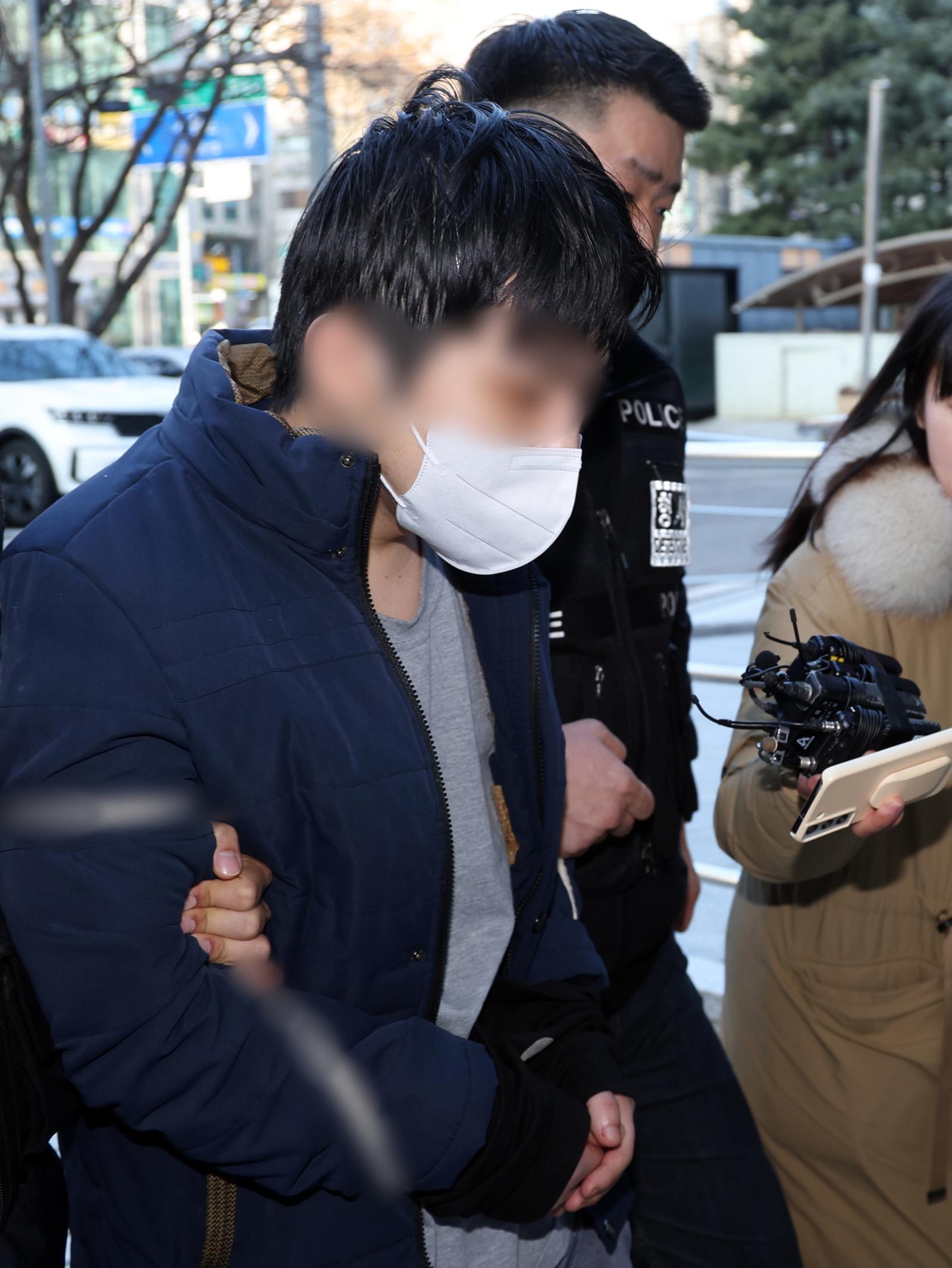 어머니를 무차별 폭행해 숨지게 한 20대 이 모씨가 15일 오전 서울 양천구 서울남부지방법원에서 열린 구속 전 피의자 심문(영장실질심사)에 출석하고 있다.  2025.12.15/뉴스1