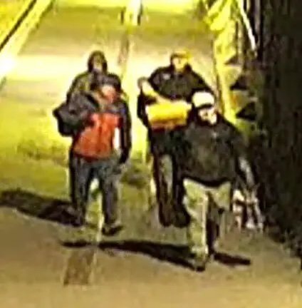 영국 경찰이 공개한 브리스틀 박물관 도난 용의자 4명의 CCTV 사진. (사진 = 뉴욕타임스 캡처)  뉴시스