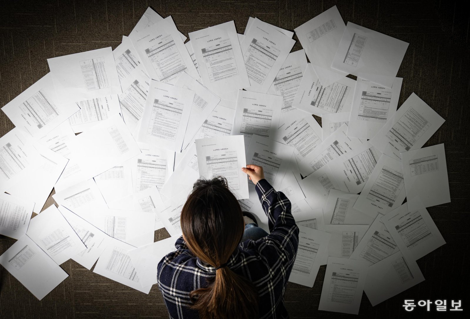 취재팀은 ‘암수(暗數) 치매머니 사냥’ 파악을 위해 분석한 379건의 노인보호전문기관 경제적 학대 판정서. 그 안에는 “가족이라서” “치매라서” 침묵해야 했던 노인들의 비명이 담겨 있었다.