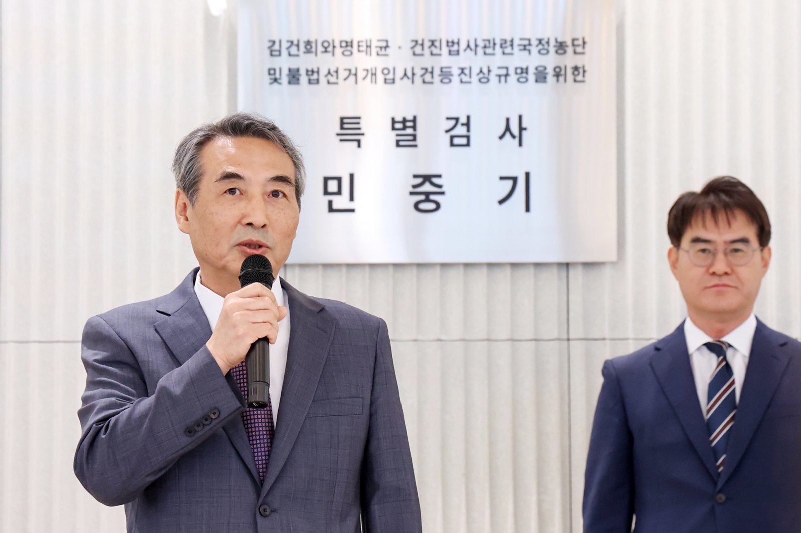 윤석열 전 대통령의 부인 김건희 여사 의혹 관련 사건을 맡은 민중기 특별검사가 2일 오전 서울 종로구 KT광화문빌딩 웨스트에 마련된 특검 사무실에서 현판 제막을 마친 뒤 발언을 하고 있다. 동아DB