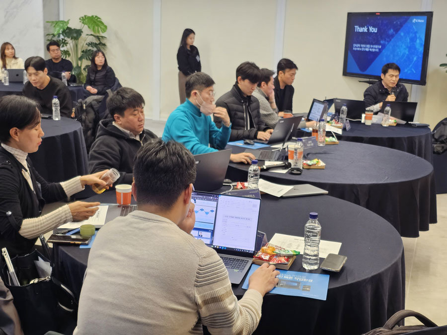 기업인들의 발표를 관심있게 지켜보는 스타트업 투자/육성 전문가들 / 출처=IT동아