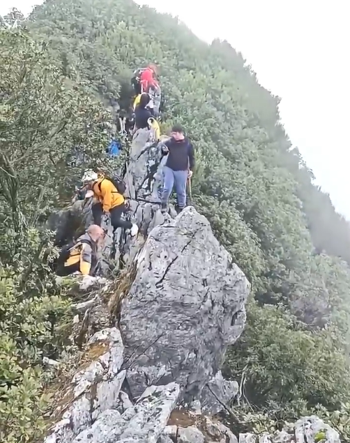 셀카를 찍기 위해 절벽 가장자리에 올라선 관광객의 사고 직전 모습. 이후 발을 디딘 바위가 무너지며 약 40m 높이의 절벽 아래로 추락했다. X 갈무리