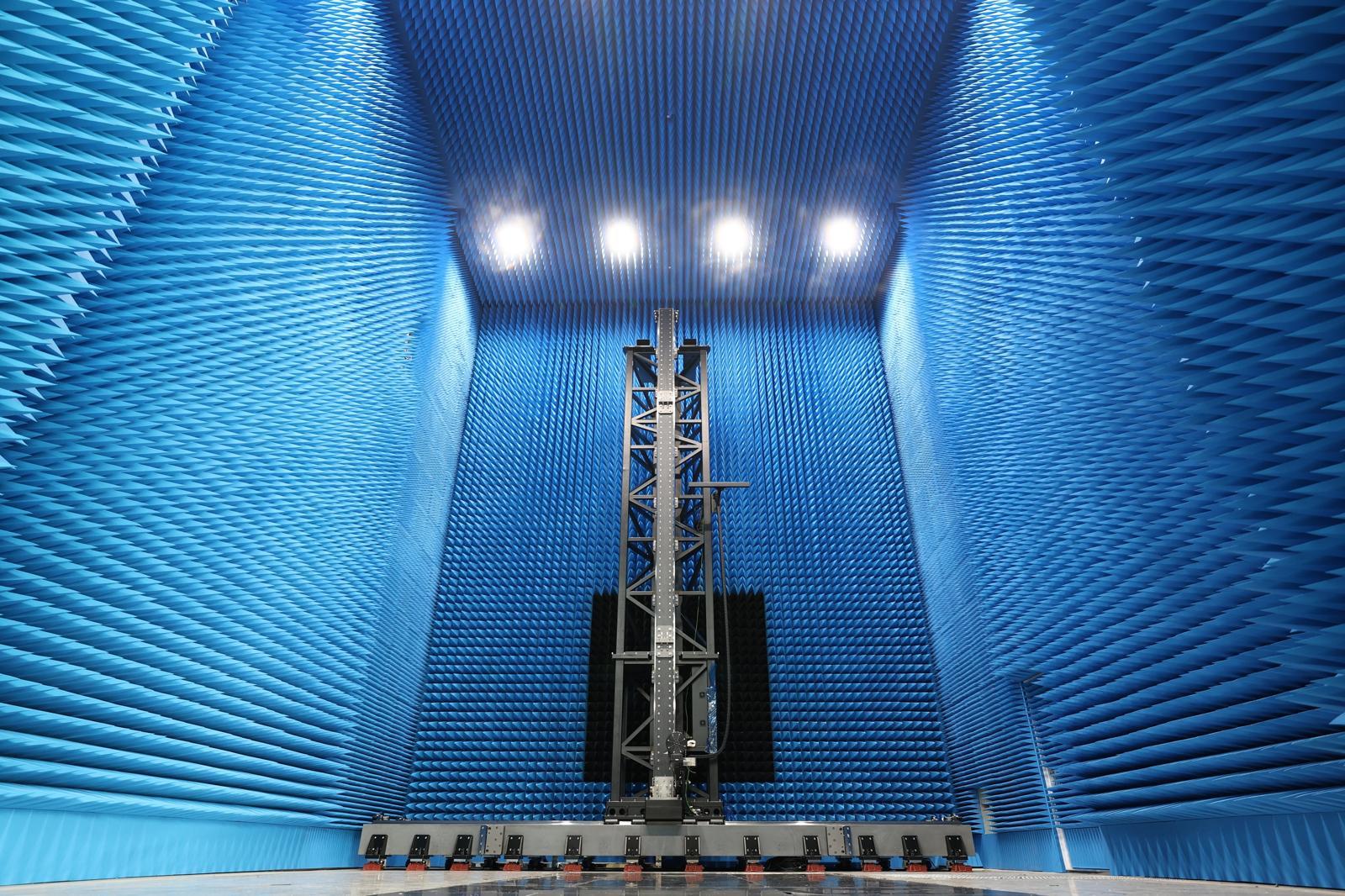 한화시스템 구미사업장 제조동에 위치한 근접전계시험장(챔버).  한화시스템 제공