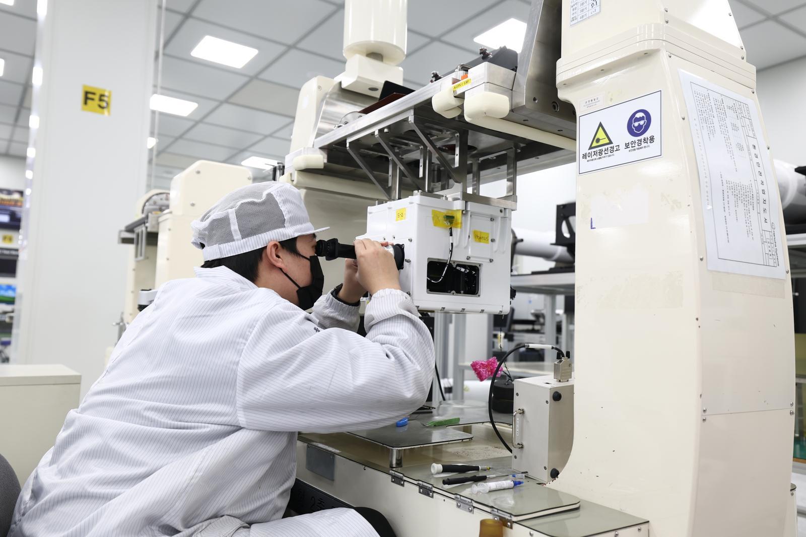 한화시스템 직원이 K2 전차장 조준경의 주간 광학 및 레이저 정렬 작업을 하고 있다. 한화시스템 제공