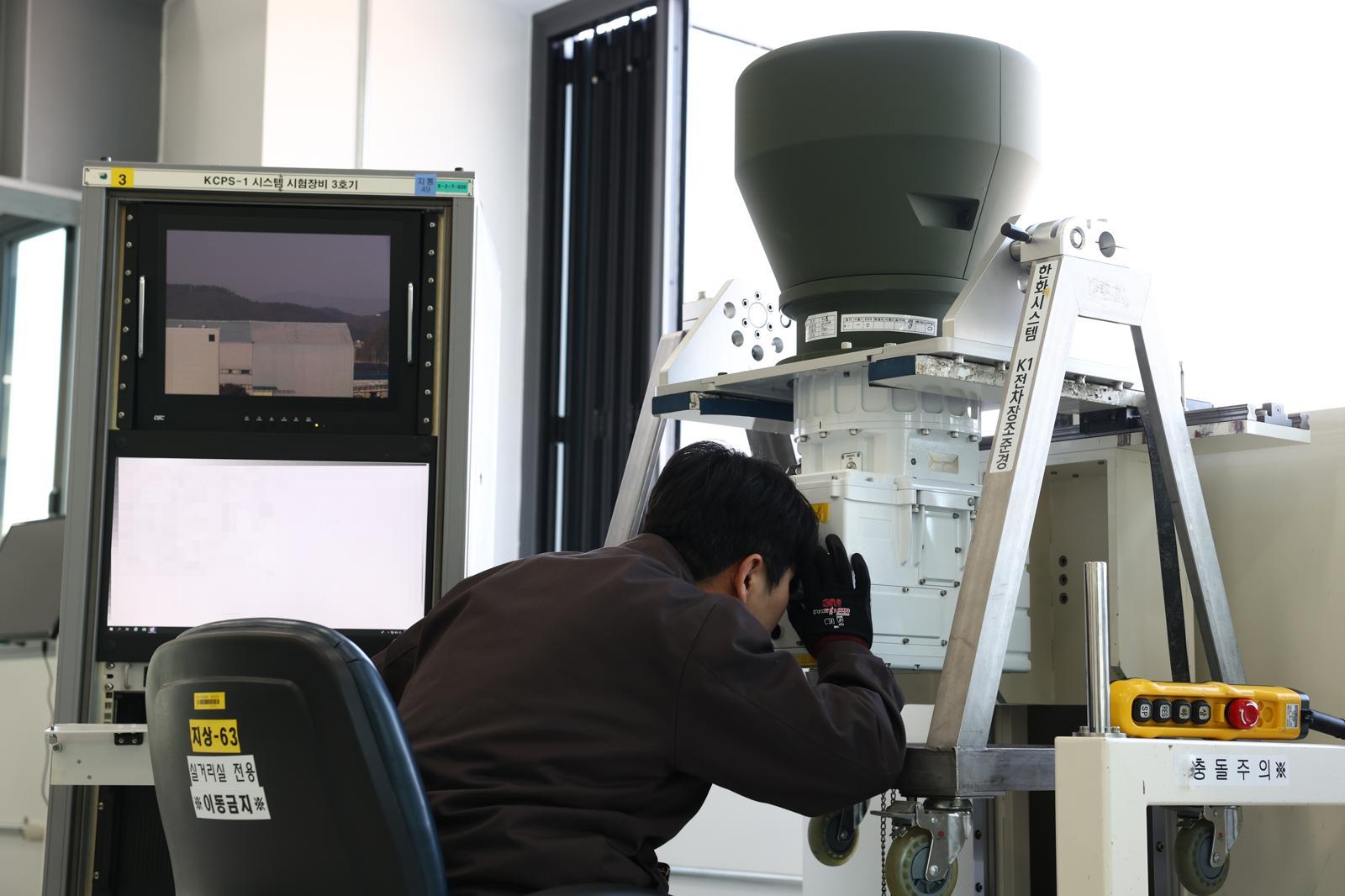 한화시스템 직원이 실거리 시험장에서 K2 전차 조준경 실제 거리 측정 시험을 하고 있다. 한화시스템 제공