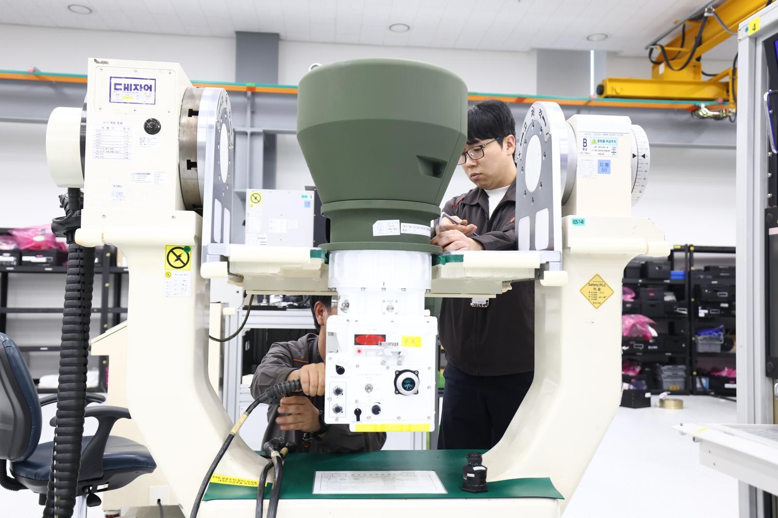 한화시스템 직원이 시험 작업장에서 K2 전차장 조준경 최종 성능시험을 수행하고 있다. 한화시스템 제공