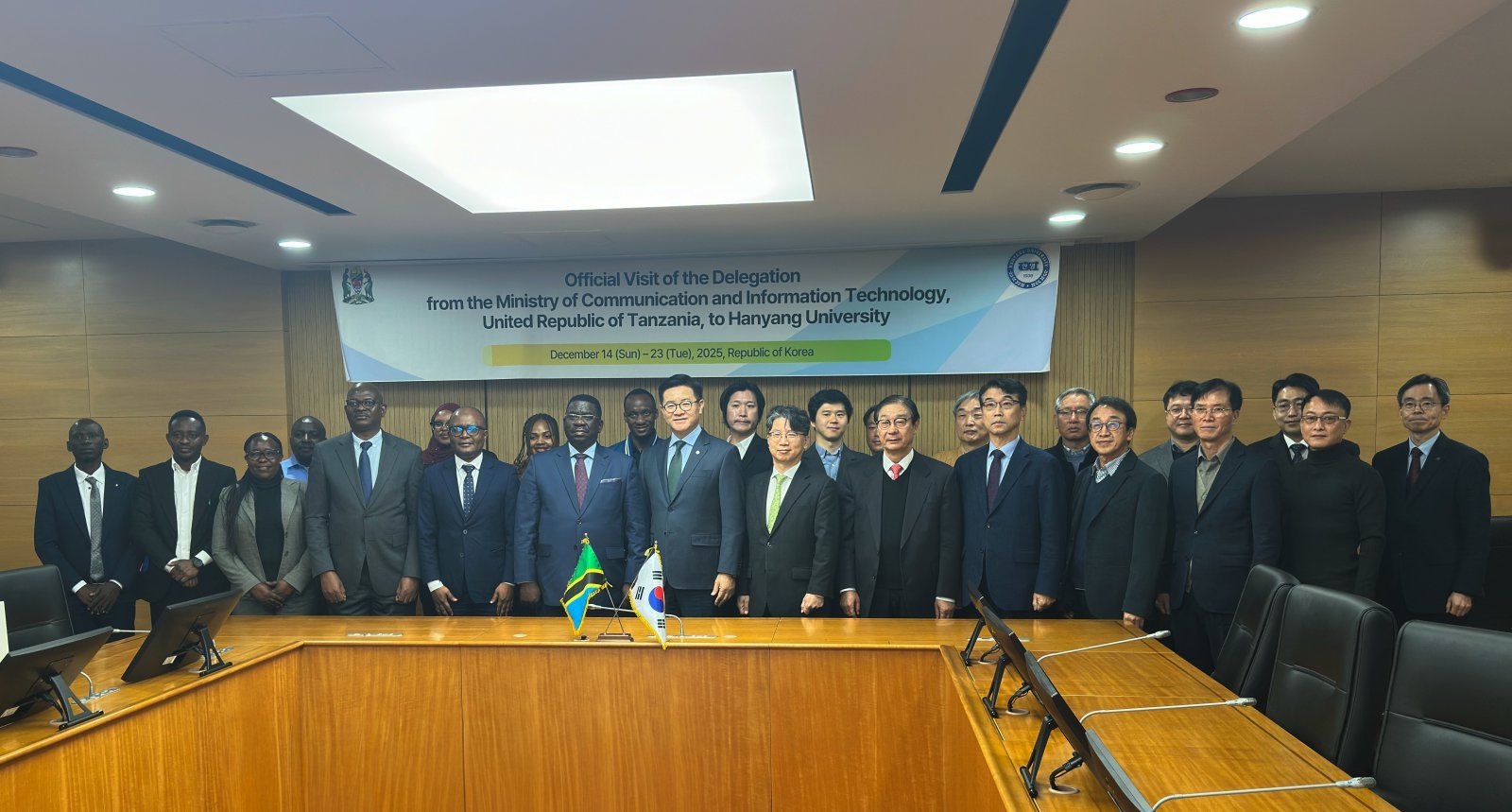 지난 15일 한양대학교는 탄자니아 정보통신부(MCIT)와 AI·로봇·데이터센터 등 첨단기술 및 교육혁신 분야 협력을 위한 업무협약(MOU)을 체결하기로 합의한 후 기념 촬영을 하고 있다. 사진제공=한양대