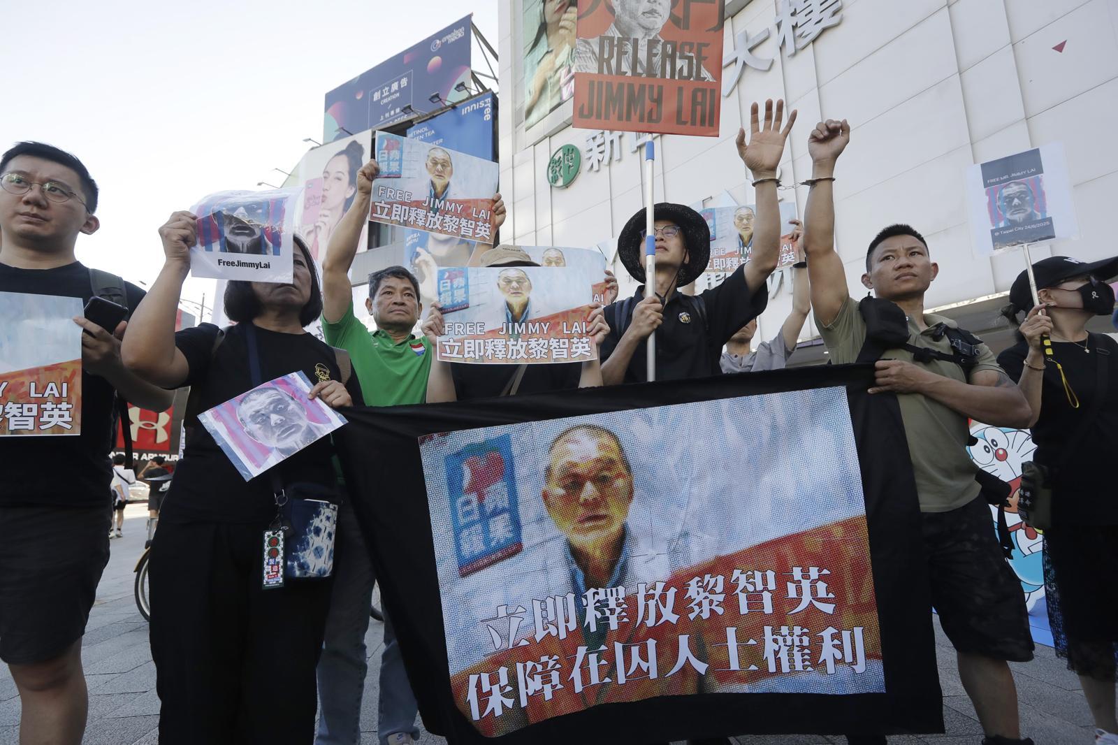 홍콩 민주화 운동가이자 반중 언론인 지미 라이의 건강이 수감 생활로 크게 나빠졌다는 주장이 제기됐다. 사진은 홍콩 활동가들과 지지자들이 지난 8월 24일 대만 타이베이에서 지미 라이 석방을 촉구하는 집회에 참석한 모습. 2025.12.05. [타이베이=AP/뉴시스]