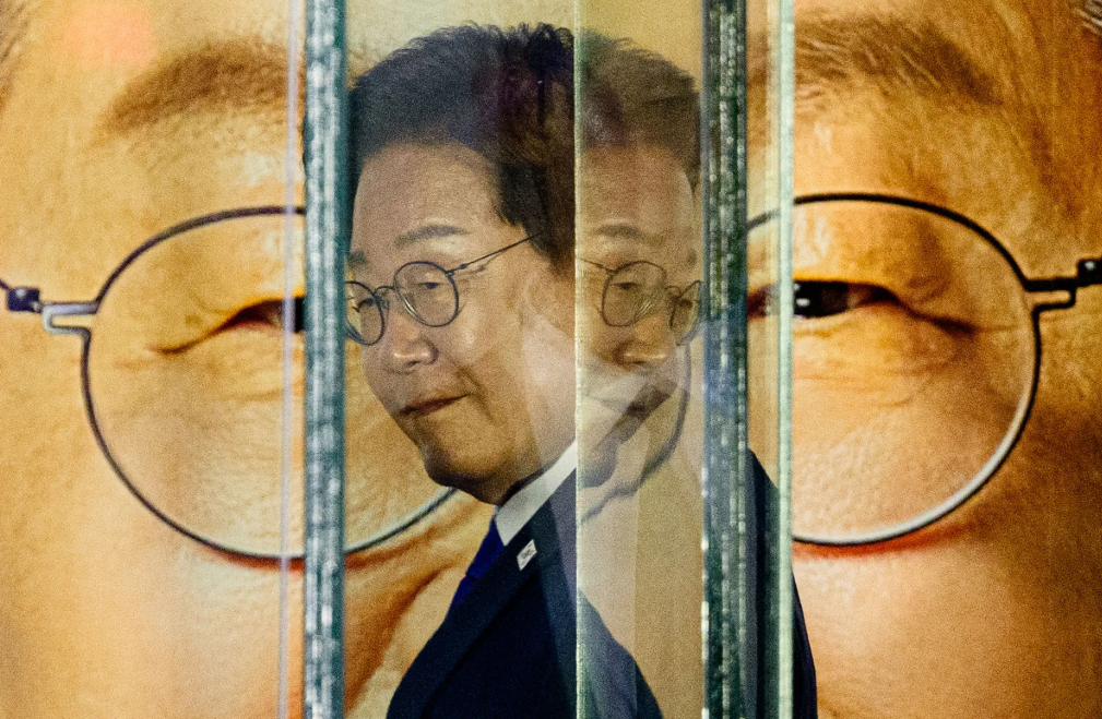 지난 6월 4일 이재명 대통령이 서울에서 대선 최종 결과를 기다리며 연설 준비를 하고 있는 모습. 타임지 갈무리