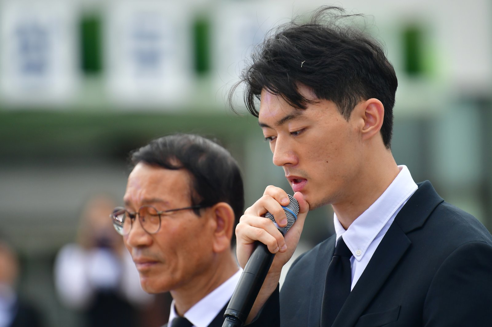 5·18 학살과 헌정 질서 파괴 주범 전두환의 손자 전우원씨가 27일 오후 광주 동구 5·18민주광장에서 열린 제43주년 5·18민중항쟁기념 부활제에 참석해 광주시민을 향해 사죄하고 있다. 2023.05.27.[광주=뉴시스]