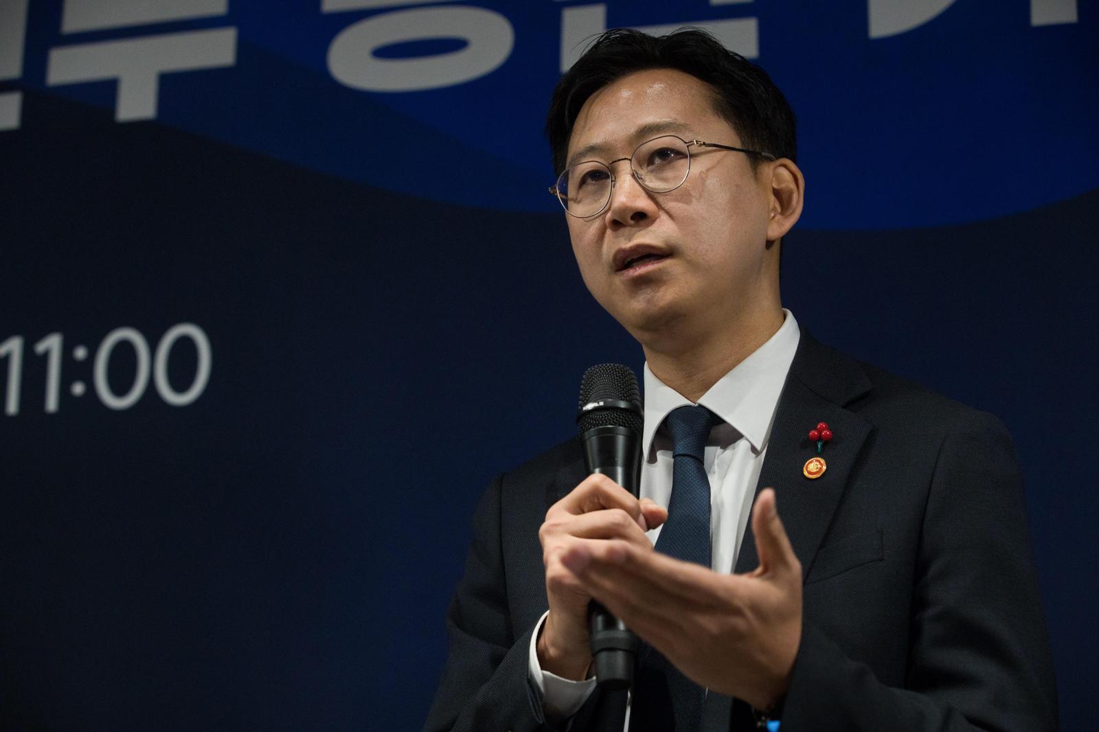 배경훈 부총리 겸 과학기술정보통신부 장관이 15일 세종시 정부세종청사 인근 식당에서 열린 ‘과학기술정보통신부 기자간담회’ 에서 기자들과 질의응답을 하고 있다.  2025.12.15. 과학기술정보통신부 제공