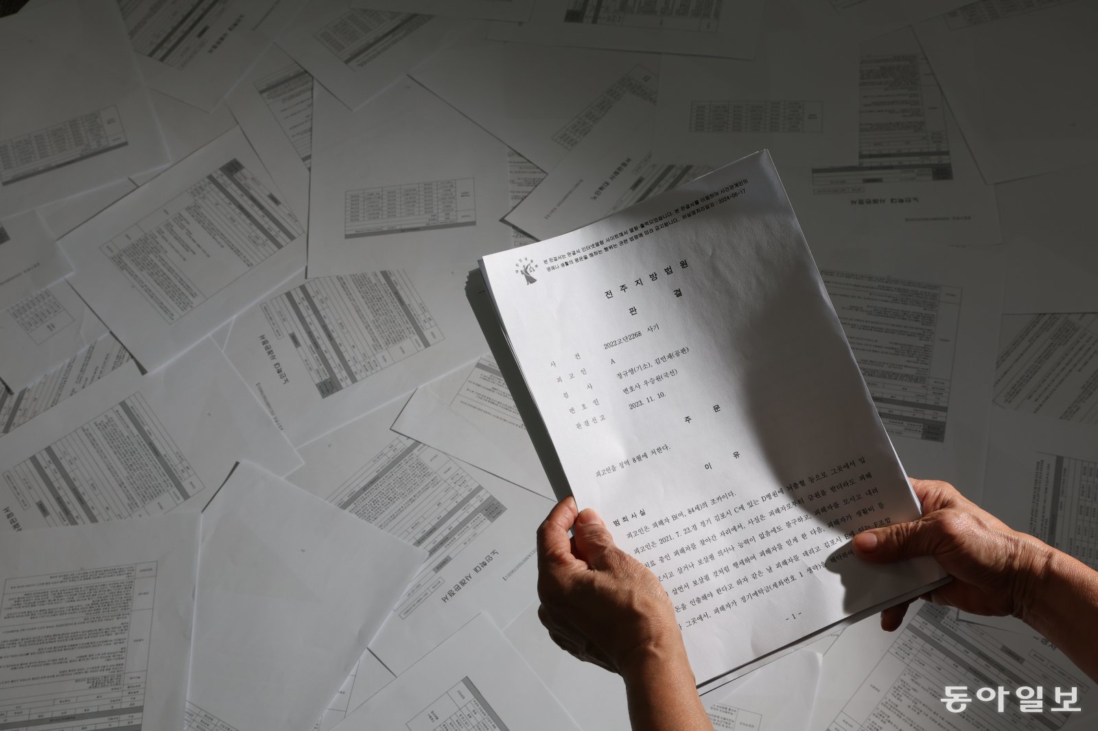 지난 5년간 금융 착취에 희생된 치매 노인은 6만7443명으로 추산되지만 학대 판정서에 나타난 피해자는 379명, 판결문에는 49명뿐이다. 취재팀은 암수(暗數)로 남는 ‘치매 머니 사냥’의 실태를 파악하기 위해 노인보호전문기관이 판정한 치매 노인 대상 경제적 학대 사건 379건을 분석했다. 히어로콘텐츠팀