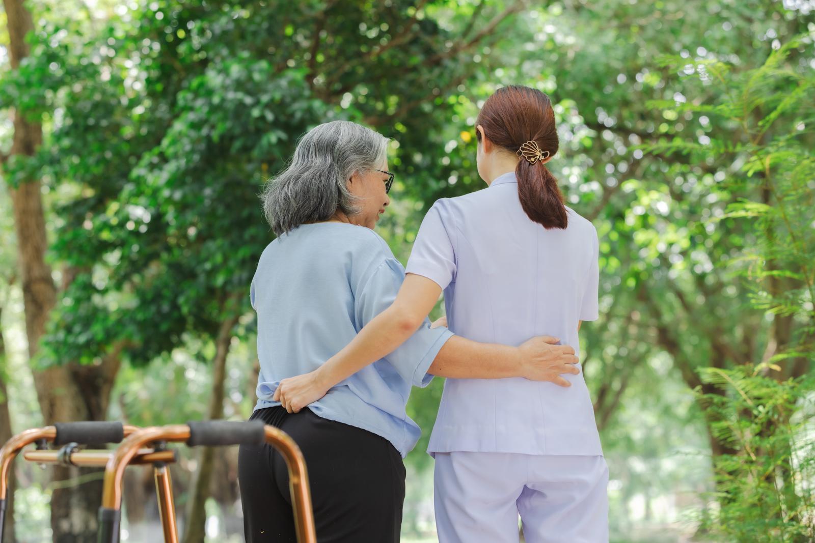 초고령사회로 접어든 일본에서 가족이 직접 감당하는 돌봄 부담이 커지고 있다. 공적 돌봄 제도의 한계가 사회적 과제로 지적된다. 게티이미지뱅크