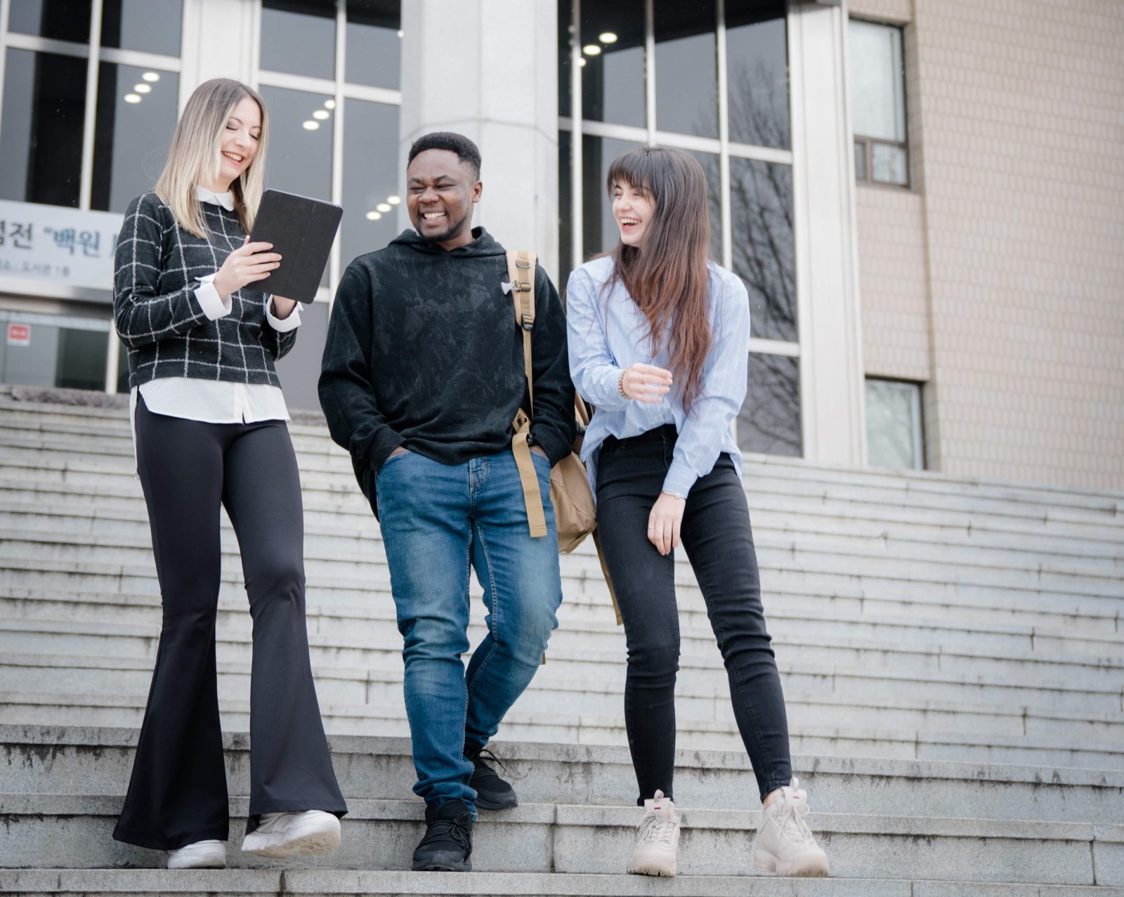 ‘KNU스타트업 큐브(위 사진)’를 통해 아이디어 발굴, 시제품 제작, 사업화를 원스톱으로 지원하는 강원대는 최근 외국인 유학생도 크게 늘고 있다. 강원대 제공