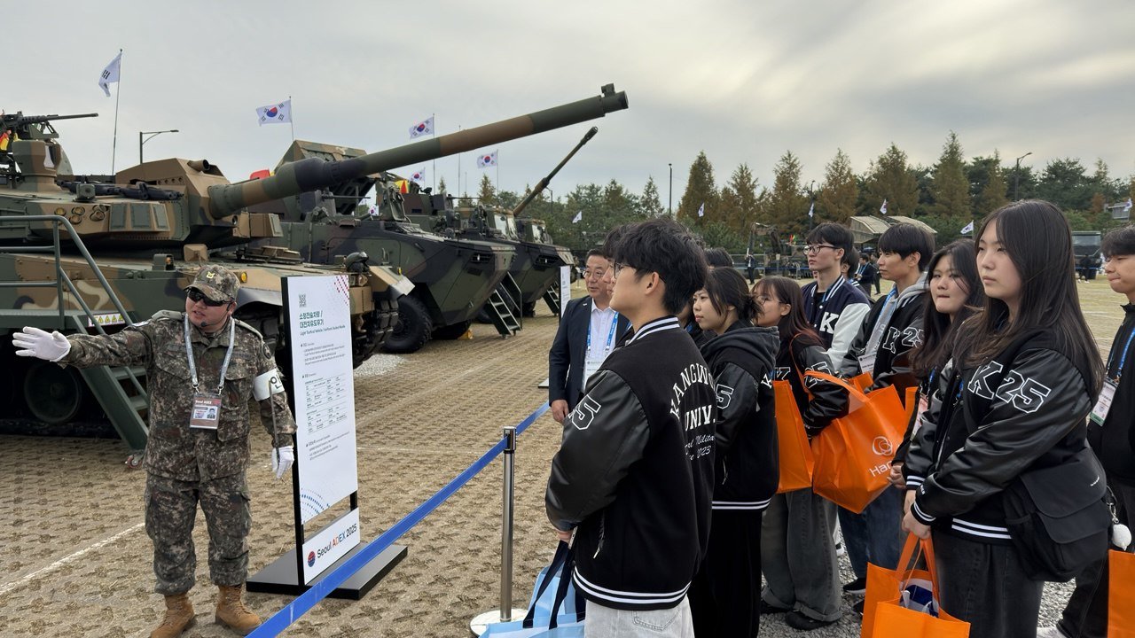 강원대 학생들이 ‘2025 서울 국제항공우주 및 방위산업 전시회’에서 최첨단 방산 기술을 체험하고 있다. 강원대 제공