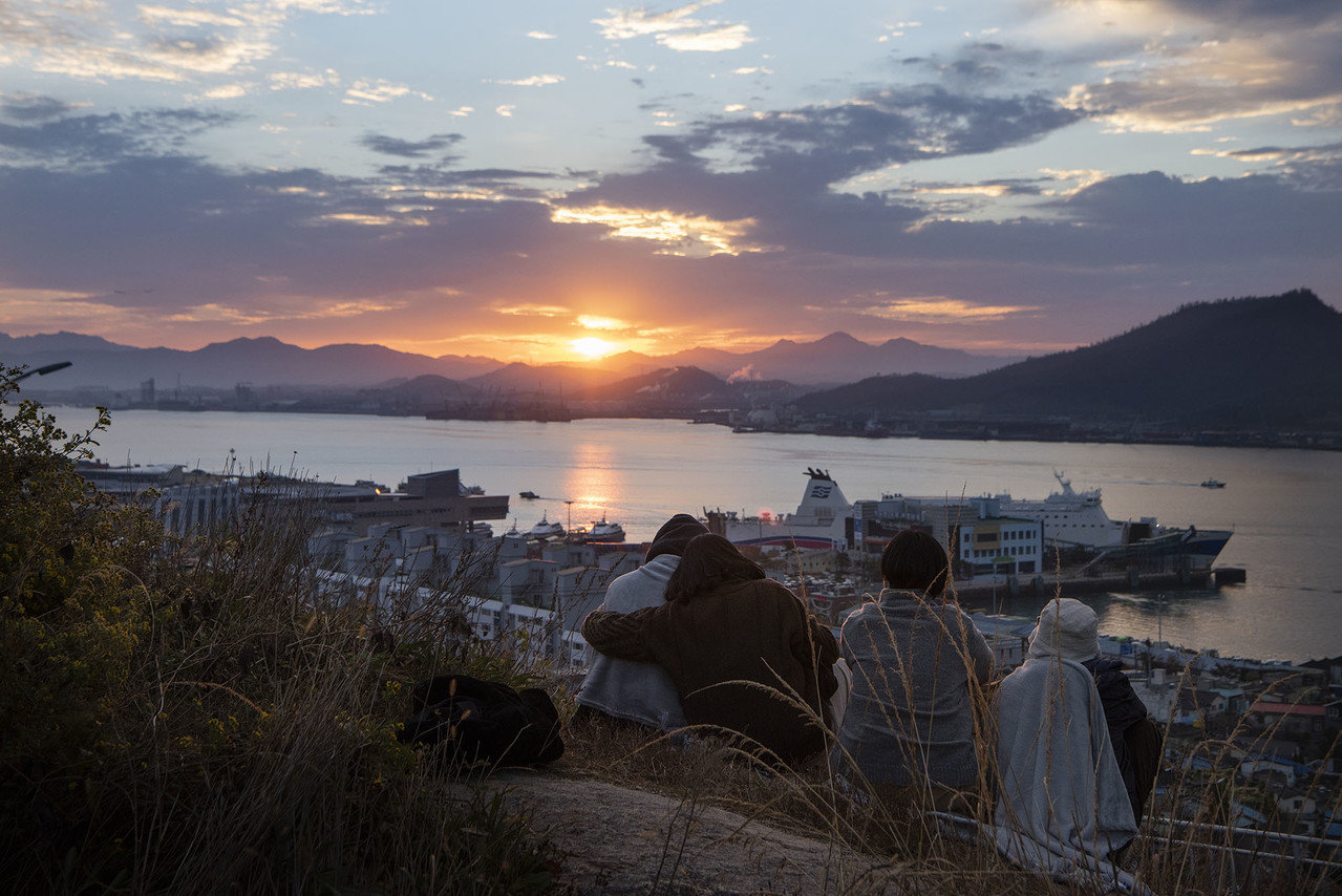 청년들이 지역에 머물며 살아본 실험이 국가의 인정을 받았다. 목포 청년마을 ‘괜찮아마을’이 대통령표창을 수상했다. ‘괜찮아마을’ 홈페이지