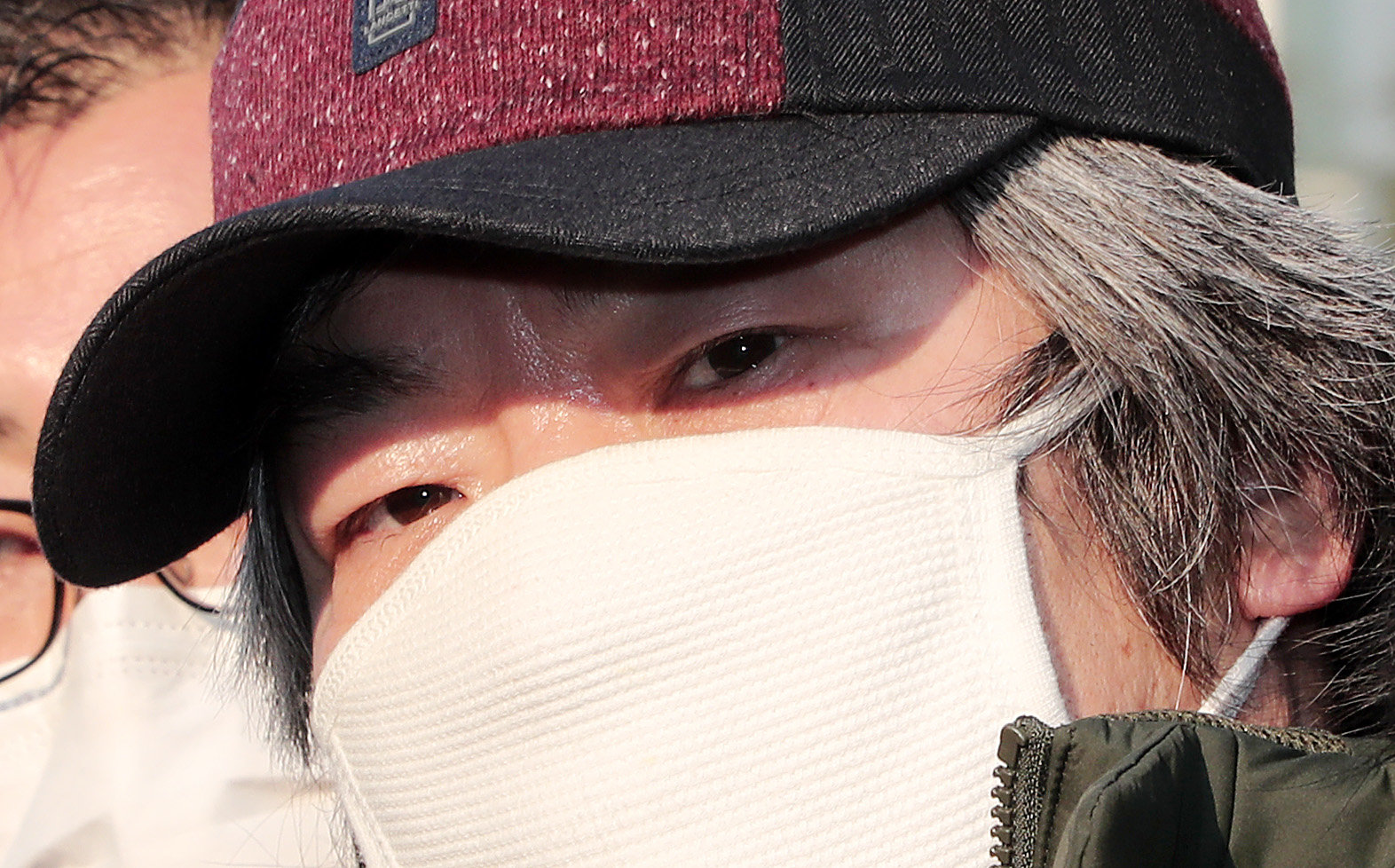 아동 성폭행 혐의로 징역 12년을 복역 후 출소한 조두순이 12일 오전 경기도 안산준법지원센터에서 행정절차를 마치고 이동하고 있다. 뉴시스