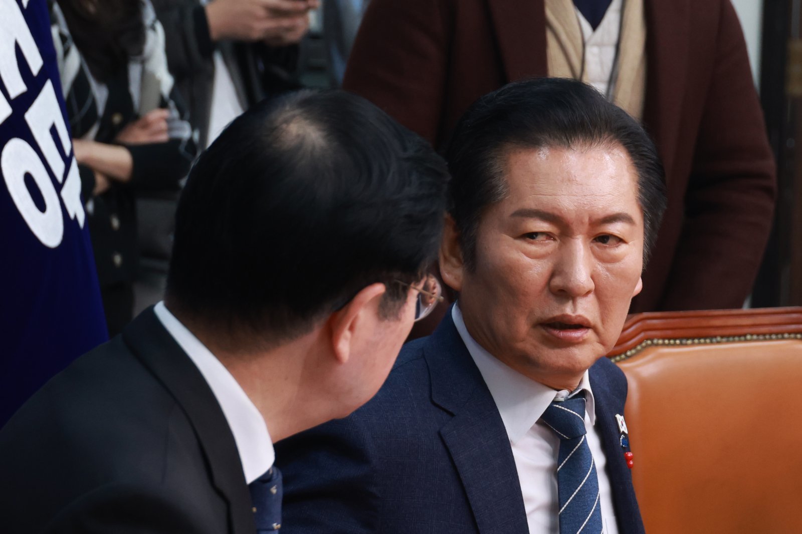 정청래 더불어민주당 대표가 15일 서울 여의도 국회에서 열린 제4차 중앙위원회의에서 민홍철 위원장과 대화하고 있다. 2025.12.15 뉴시스