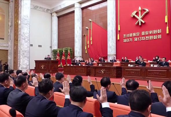 지난주 평양에서 열린 노동당 중앙위원회 제8기 제13차 전원회의 확대회의. 회의를 주재한 김정은은 국가경제발전 5개년 계획 완수를 선언했다. 노동신문 뉴스1