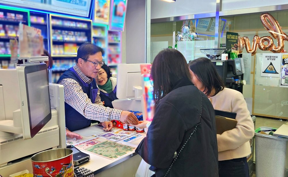 4월 전북 익산시에 있는 시니어 편의점 ‘CU다이로운익산시청점’에서 시니어 직원이 제품을 계산하고 있다. BGF리테일 제공