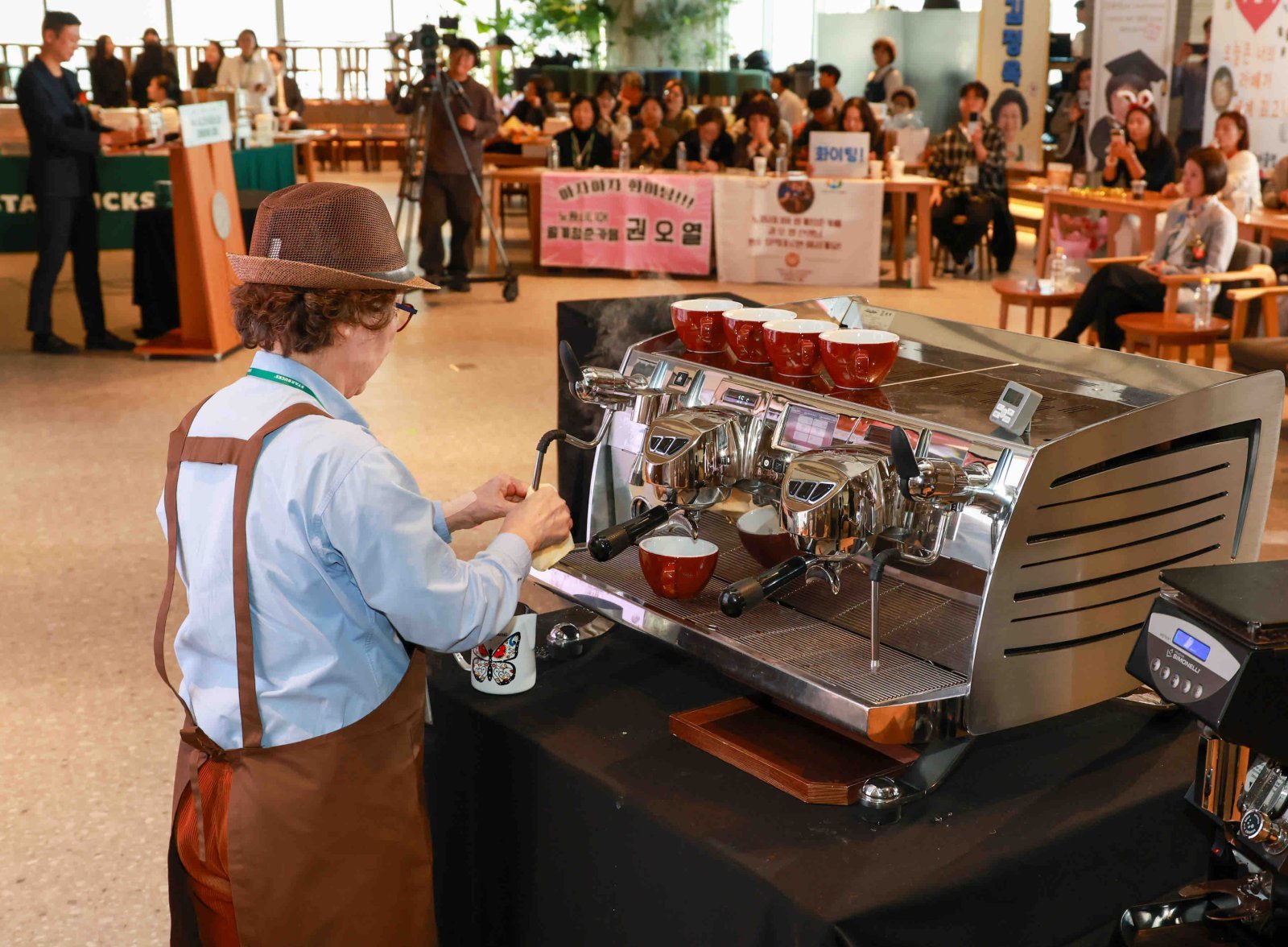 11월 서울 강남구 스타벅스지원센터에서 열린 ‘제4회 시니어 바리스타 라테아트 대회’의 최고령 참가자이자 최우수상을 받은 서울 노원시니어클럽 소속 권오열 바리스타가 라테아트를 준비하고 있다. 스타벅스코리아 제공