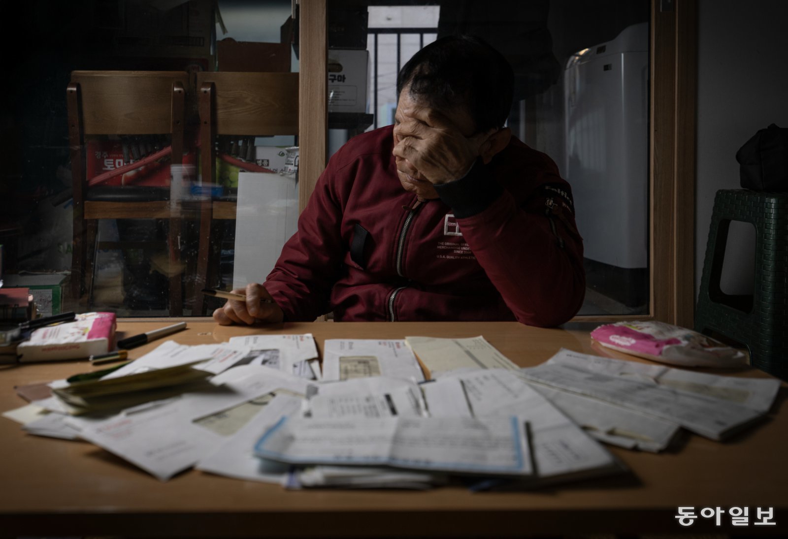 치매 노인들은 손쉽게 ‘치매 머니 사냥’의 타깃이 되지만, 흐릿한 기억력과 판단력에 피해를 제대로 인식하지 못하는 경우가 많다.  2년 전 겨울 자신을 ‘아빠’라고 부르는 30대 여성에게 휴대전화 개통을 강제당하며 통장을 넘겨준 문영식(가명·76) 씨도 지자체를 찾기 전까지 제대로 피해 규모를 알지 못했다. 치매 노인들의 떨어지는 판단력은 가해자들의 방패가 되기도 한다.